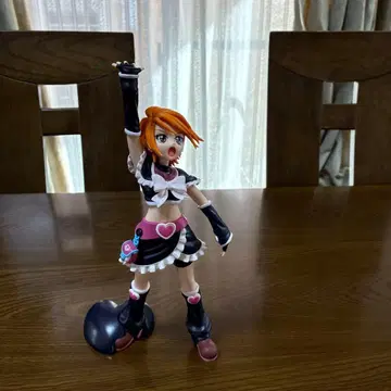 새상품 피규어 한 손을 든 포즈