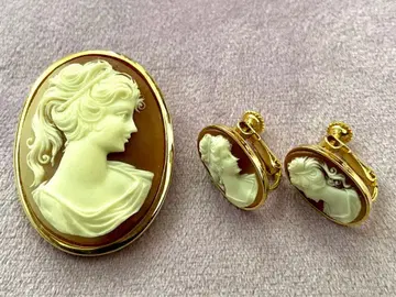 카메오 브로치 귀찌 2점 세트 여성의 옆모습