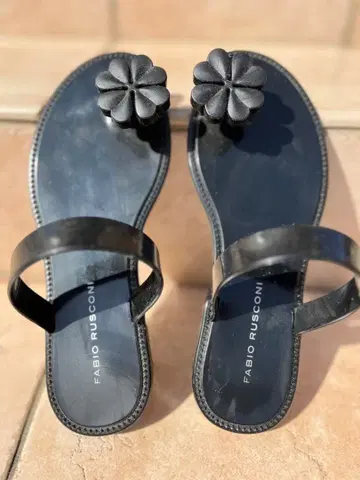 이에나 파비오 루스 코니 샌들