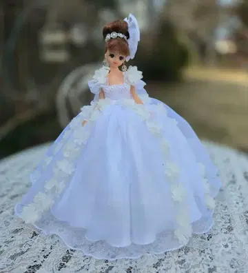 제니의 반짝이는 화이트 드레스 j215