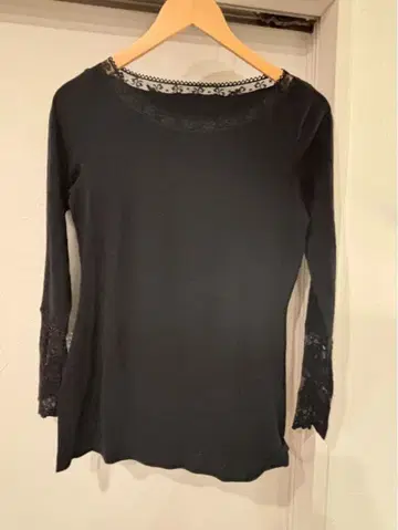 히스크로네 사에라 상의 블랙 레이스 티셔츠 L