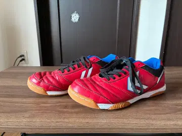 새상품급 초특가 hummel 아피카레 레드 풋살화