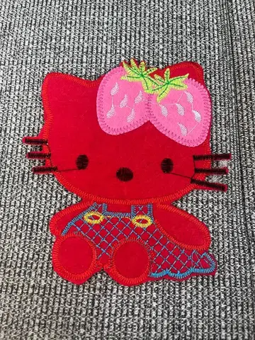 레어 와펜? 자수 헬로키티 산리오 키티 딸기 레트로