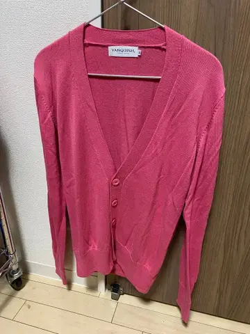 VANQUISH 핑크 가디건 V 아이콘 부착