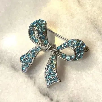 반짝이는 스카이블루 리본 브로치