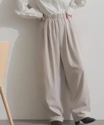쓰리턱 코쿤 팬츠 아이보리