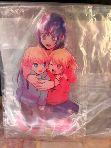 최애의 아이 아크릴 스탠드를 수납 가방에 보관하고 있습니다