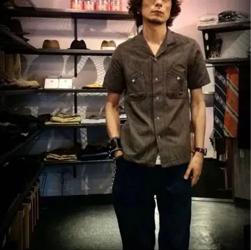 GERUGA 크레센트 컷 셔츠