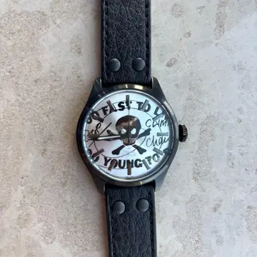 새상품 비비안 스컬 시계