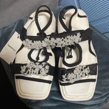 세실리 반센의 플랫폼 샌들