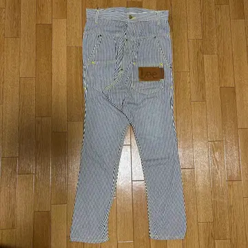 mercibeaucoup, Lee 사루엘 팬츠