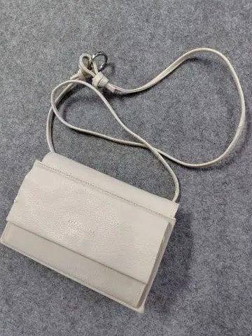 ear 파피요네 박스 숄더백 가격 인하