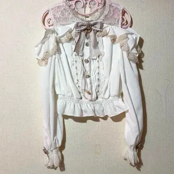 리즈리사 LIZLISA 오픈 숄더 프릴 블라우스 정품 양산형 화이트