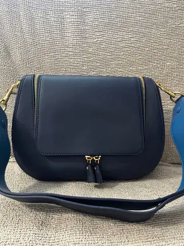 안야 힌드마치 새첼