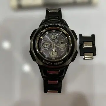 CASIO G-SHOCK 중고품, 약간의 흠집 등이 있습니다.