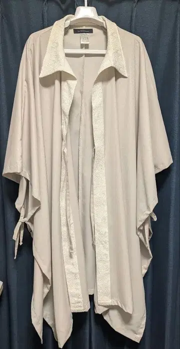 NOT CONVENTIONAL 화이트 케이프 셔츠