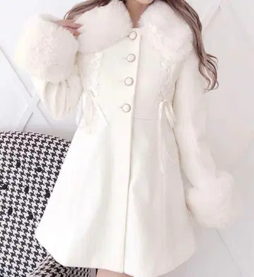 [ 새상품급 ] MARS 마즈 스핀들 리본 퍼 롱 코트 화이트 아우터