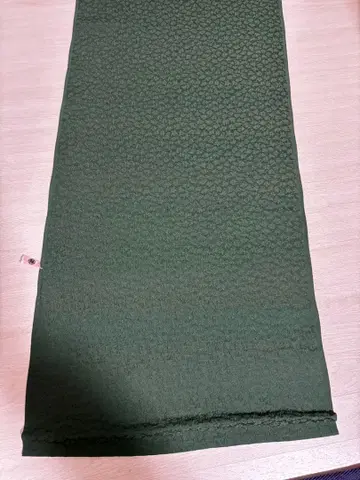 부풀린 직조의 이로무지 옷감