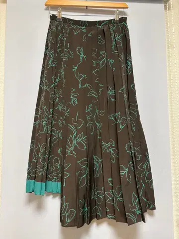 [ 새상품급 ] 투모로우랜드 플라워 무늬 비대칭 플리츠 스커트 일본제