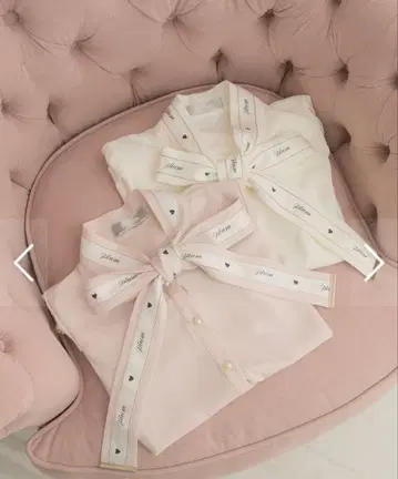 pium 로고 리본 보타이 블라우스