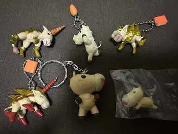 황금색의 갓슈 피규어 키링 우마곤