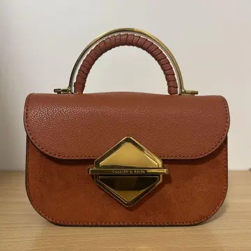 찰스앤키스 메탈릭 악센트 탑 핸들 백