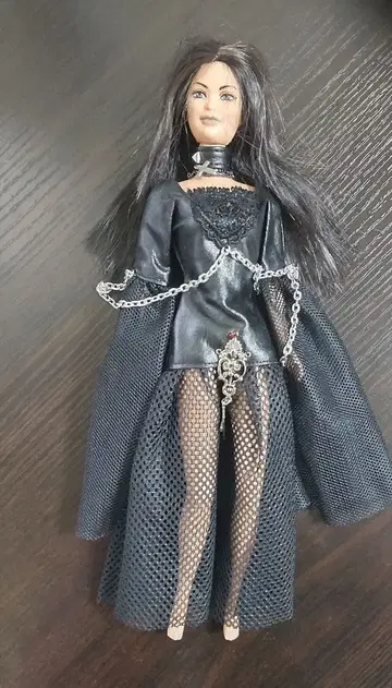 고딕 스타일의 블랙 인형 상세 불명의 바비