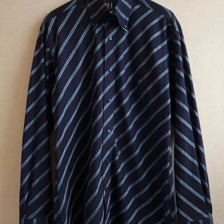 green emerald velvet dress Amazon.com: Tommy Hilfiger Men's Dress Shirt Slim Fit Non Iron Solid, Blue,  14.5" Neck 32"-33" Sleeve : Clothing, Shoes & Jewelry