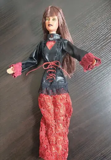 고딕 스타일 인형 검정색과 빨간색 알 수 없는 바비