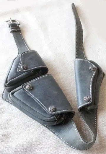 KETO ] 실버 콘초 가죽 디자인 힙색 천연 가죽