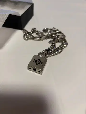 REFLEM 자물쇠 모티브 체인 팔찌