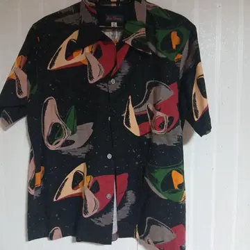 s50년대 모티브의 오픈 셔츠.