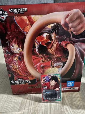 원피스 피규어와 프로모 카드 세트