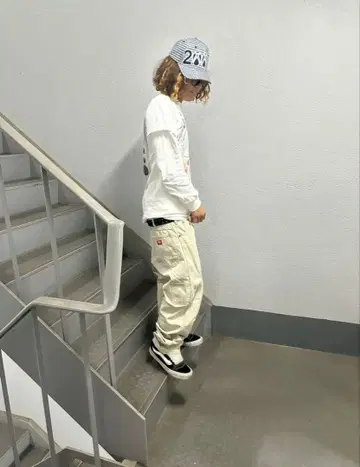 크림색 배기 데님