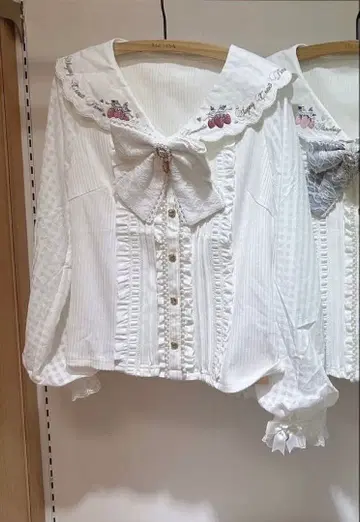 LIZLISA 딸기 블라우스 화이트 (설명란 체크 필수)