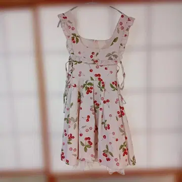 체리 패턴 사이드 레이스업 점퍼 드레스 화이트 시크릿허니