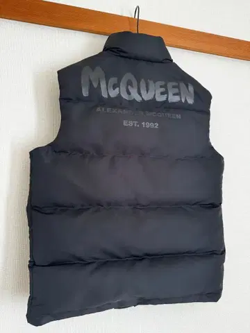 알렉산더 맥퀸 블랙 다운 베스트