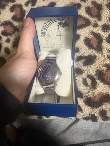 명탐정 코난 손목시계 파랑 밴딩의 금장 장식 하나가 없습니다