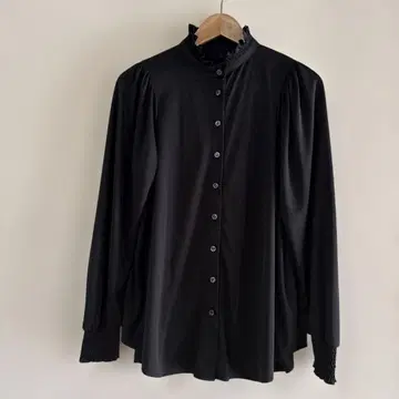 개버딘 케이티 프릴 장식 블랙 긴팔 블라우스