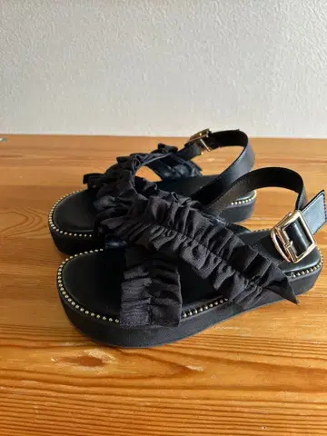 쉽스 크로스 프릴 플랫폼 샌들