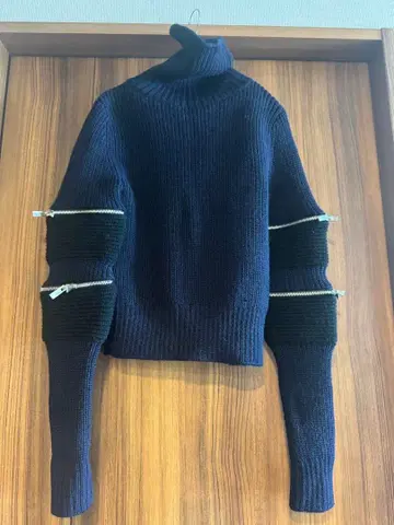 Sacai 바이컬러 터틀넥 니트