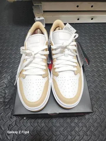 조던 화이트/베이지 로우컷 스니커즈