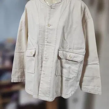 크림색 버튼 달린 커버올 면 100%