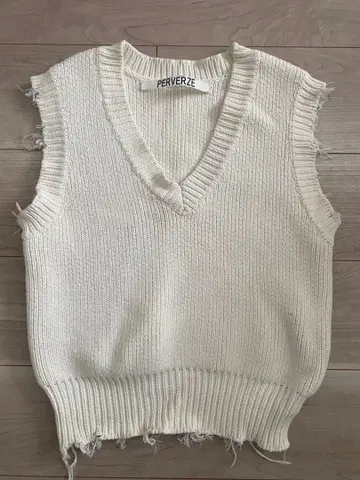 PERVERZE 화이트 니트 베스트 V넥