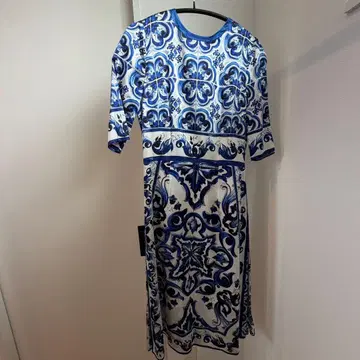 마조리카 반팔 무릎 기장 원피스