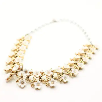 1950s Coro Vitage white flower necklace