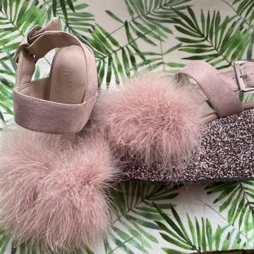 Merry Jenny 퍼 포함 스웨이드 웨지 샌들