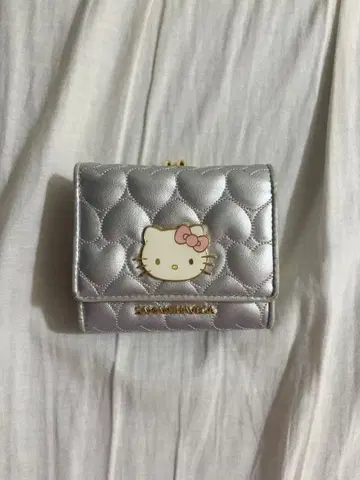 [사만사 베가] 헬로키티 50주년 기념 지갑 실버