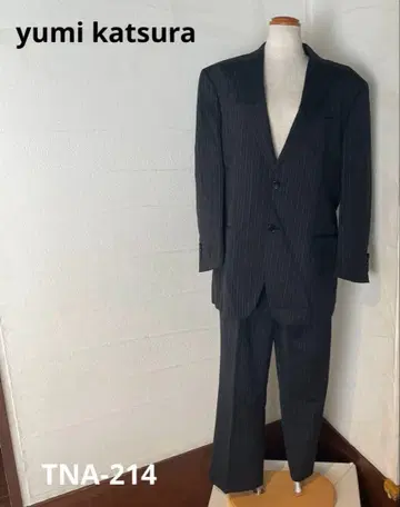 TNA-214) yumi katsura 유미 카츠라 스트라이프 패턴 수트