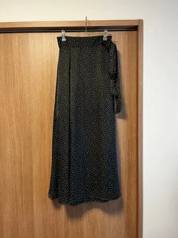 Mila Owen 새틴 도트 랩 스커트